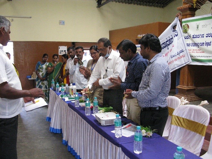 ICAR-IIHR Organized Off-campus training cum Input Distribution for Dolichos varieties 