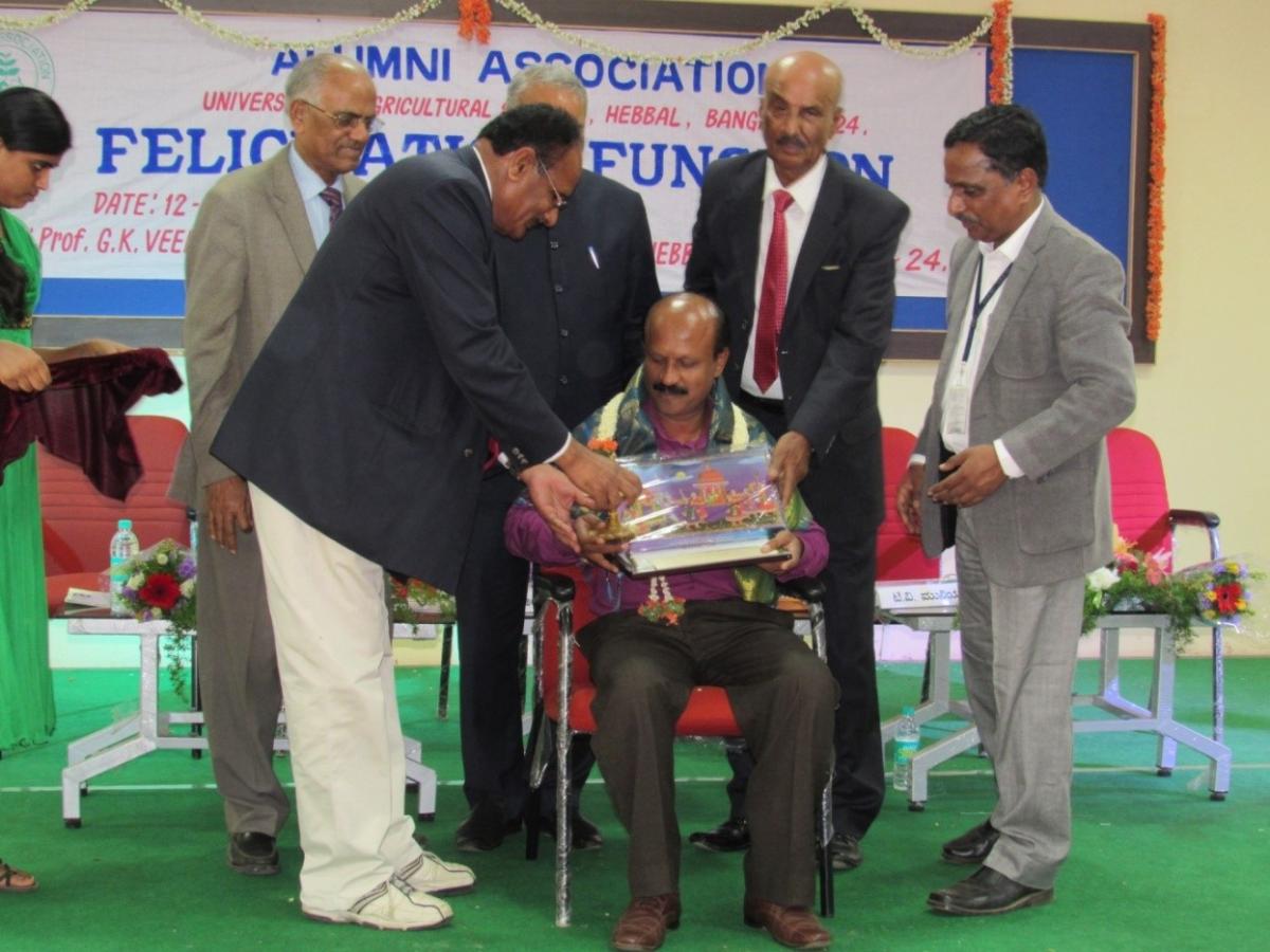 Dr B Narayanaswamy conferred with Best Extension Worker Award