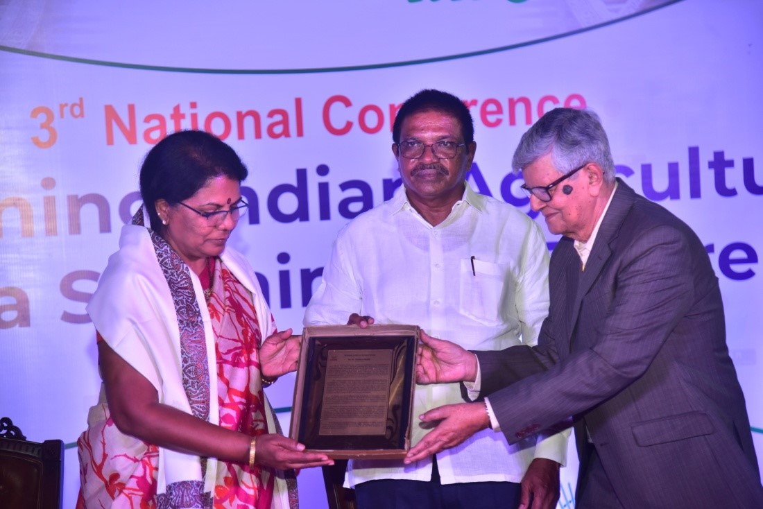 Dr K. Madhavi Reddy received ‘Woman Achiever Award in Public Sector Plant Breeding 2021’ 