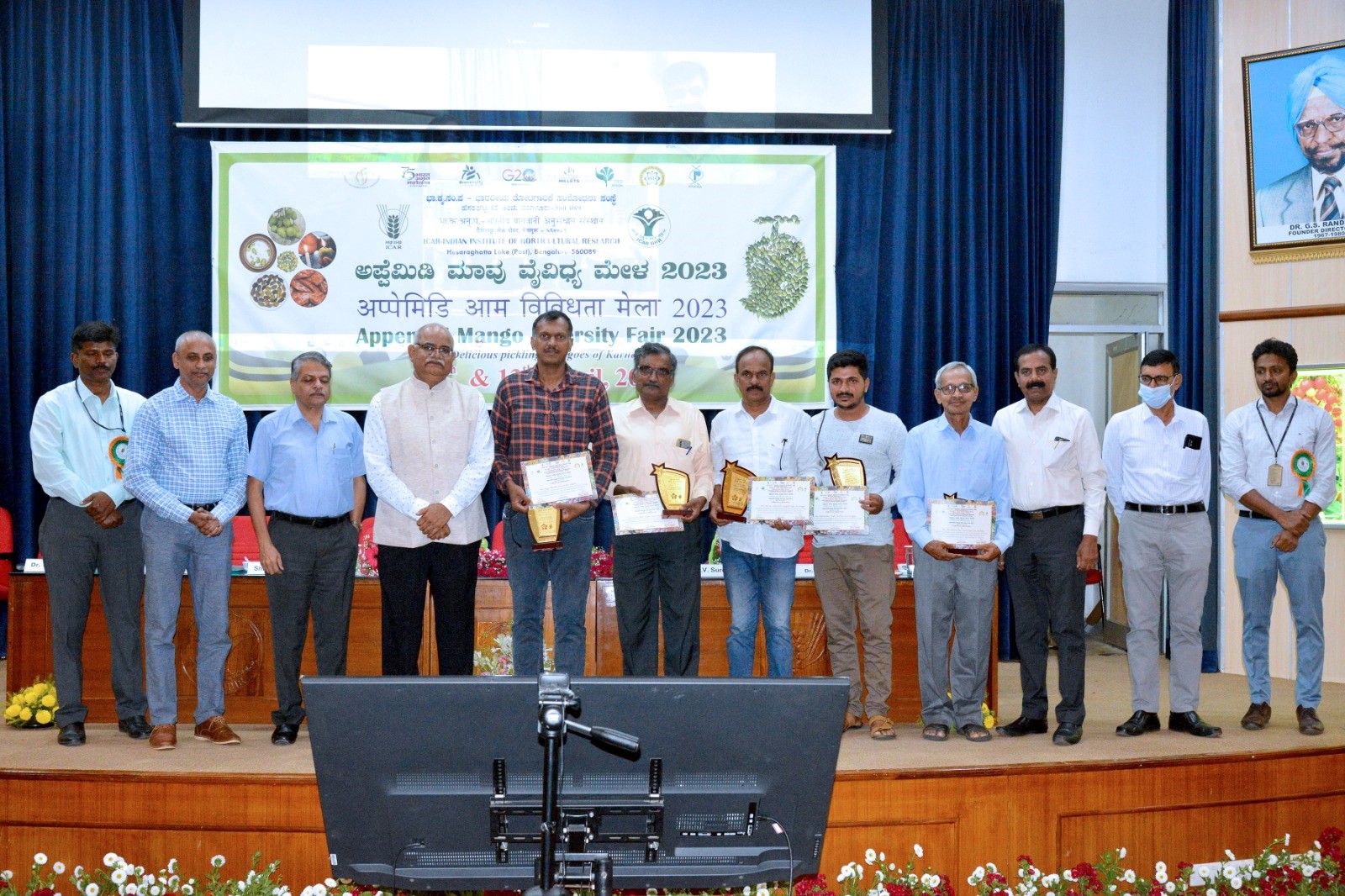 Field day on “Light Cum Suction trap based integrated management of South American Tomato moth, Tuta absoluta”  in  Seethekempanahalli village, Bengaluru North District, Karnataka on 09.12.2020