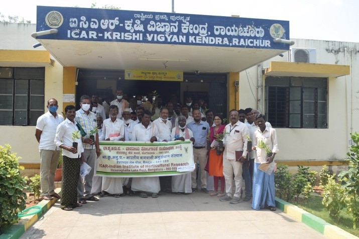 ICAR-IIHR Organized Off-campus training cum Input Distribution for Dolichos varieties 