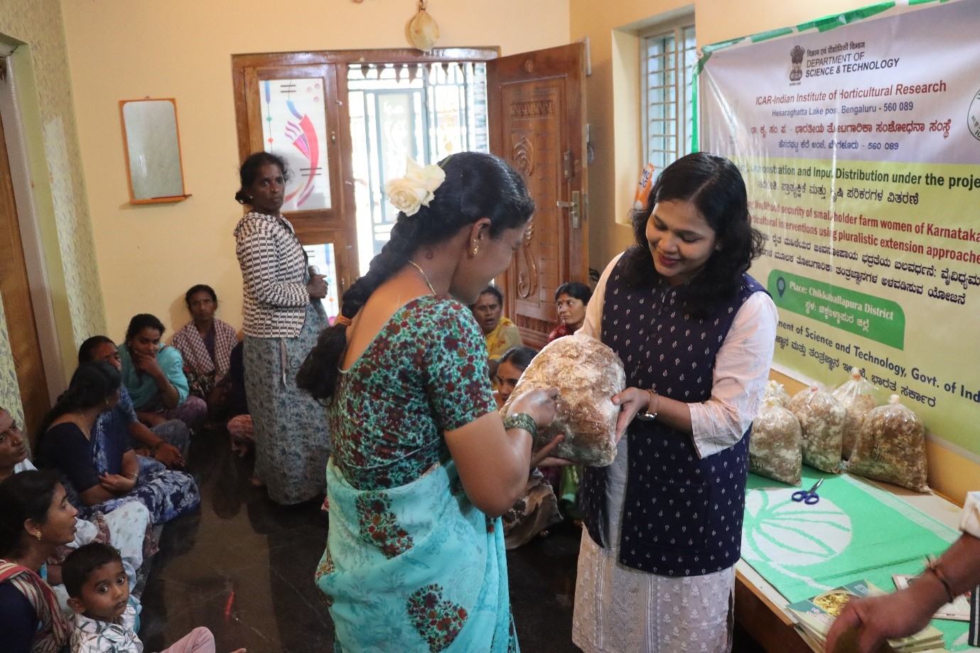 Training on “Mushroom Production Technologies” and  Field Demonstration of Arka Onion Seeder at Byrappanahalli Village, Chikkaballapura District