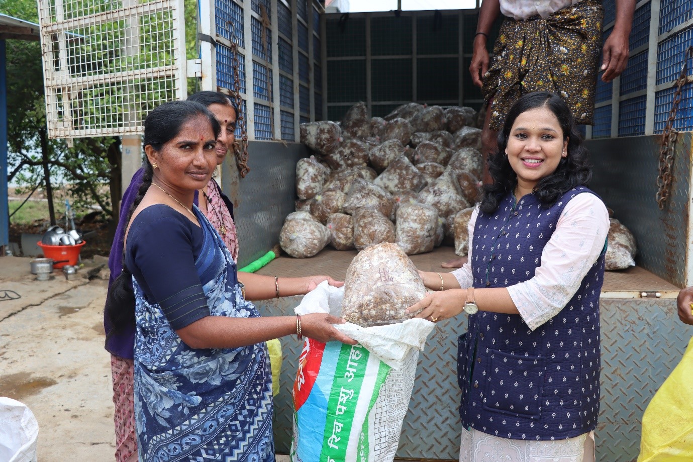 Training on “Mushroom Production Technologies” and  Field Demonstration of Arka Onion Seeder at Byrappanahalli Village, Chikkaballapura District