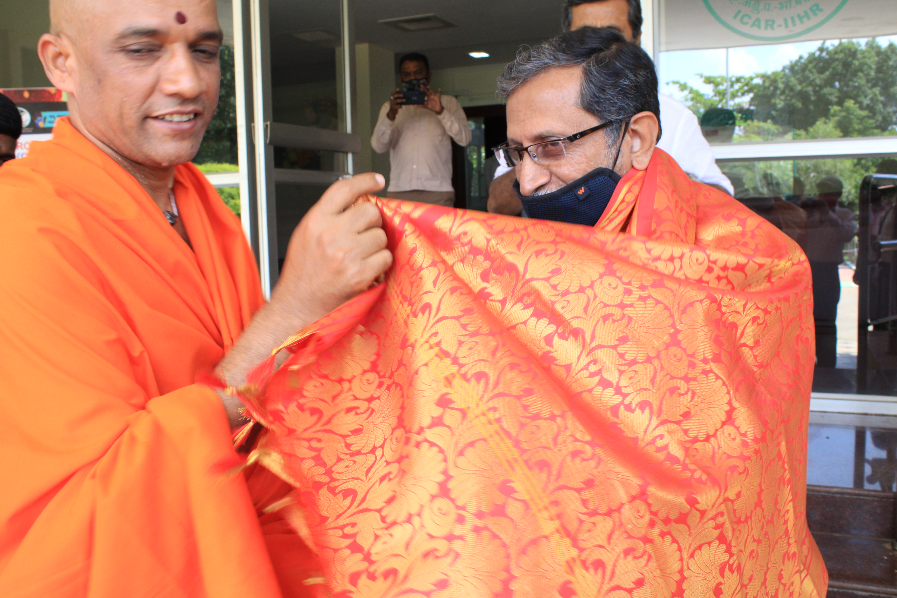 Visit of Sri Sri Sri Dr. Nirmalanathananda Maha Swamiji, Adichunchanagiri Maha Samsthana Math to ICAR-IIHR, Bengaluru on 06-10-2020