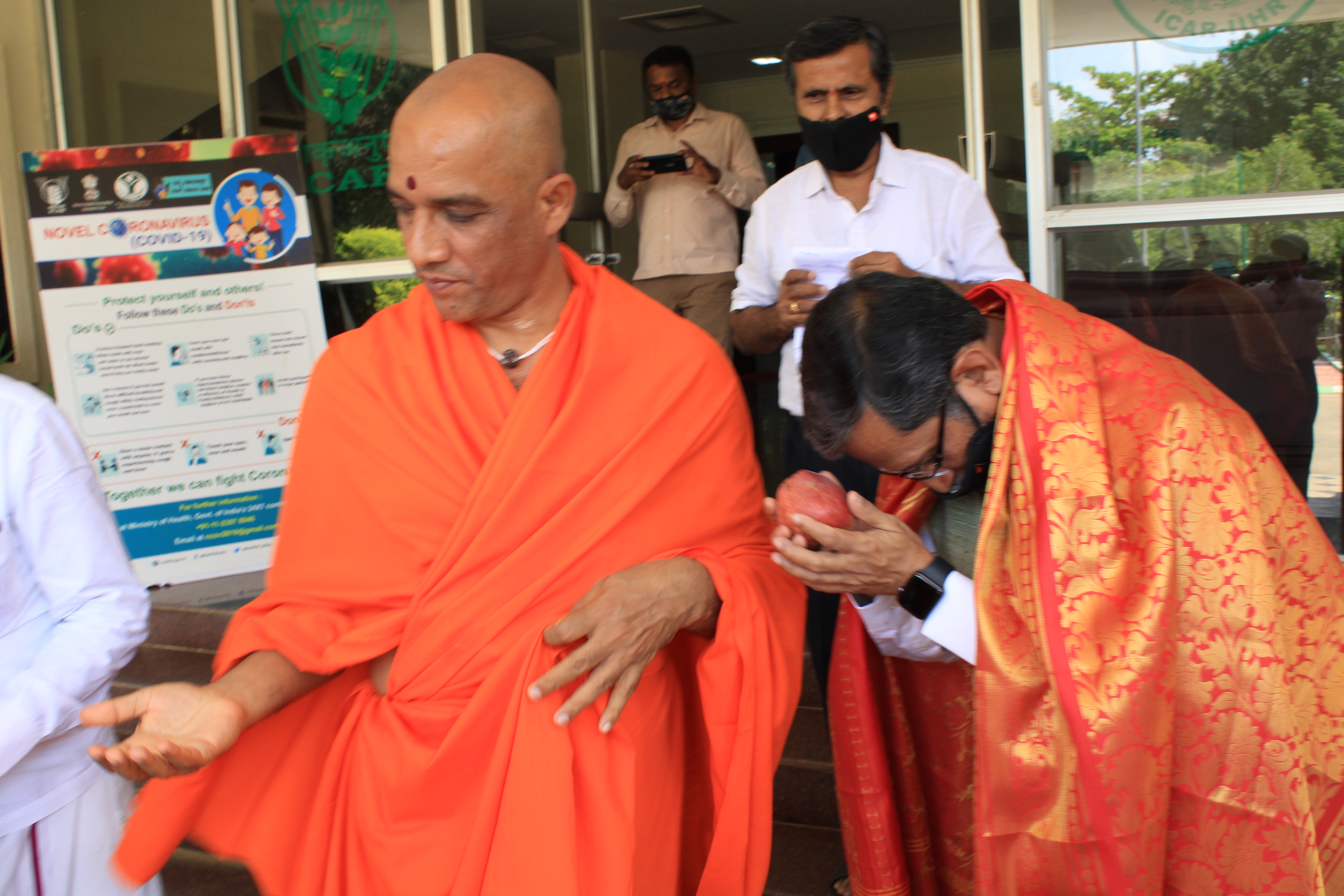 Visit of Sri Sri Sri Dr. Nirmalanathananda Maha Swamiji, Adichunchanagiri Maha Samsthana Math to ICAR-IIHR, Bengaluru on 06-10-2020